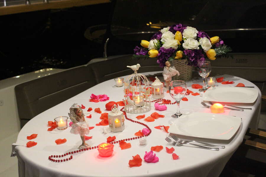 Teknede evlilik teklifi masa dekorasyonu