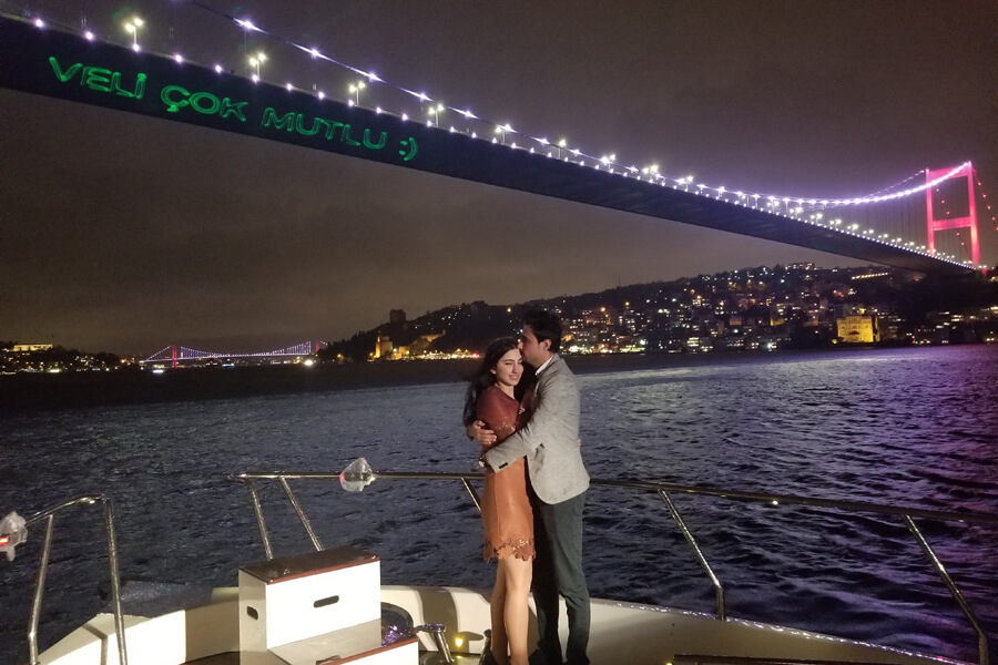 Teknede romantik evlilik teklifi