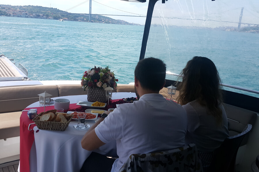 Teknede kişiye özel kahvaltı